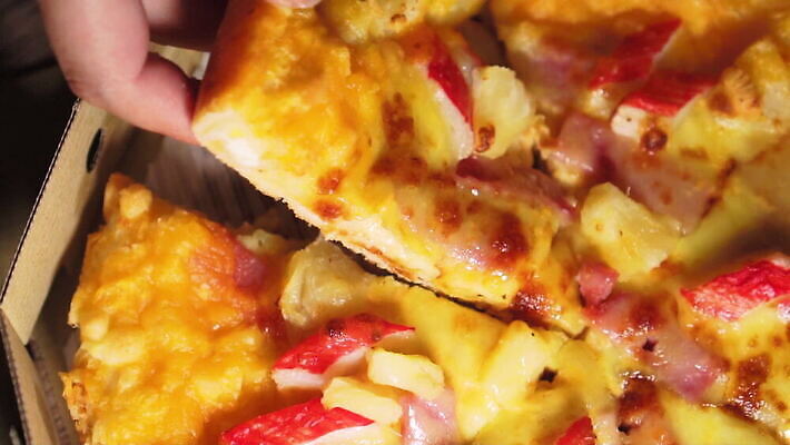 라이프스타일 손 음식 조각 회사 비즈니스 탁자 치즈 주택 피자 실내 육류 요리 사람 상자 식사 스트레칭 이탈리아 게 잡기 뜨거움 막대기 닫기 맛 폐기물 자르기 굽기 먹기 배고픔 파인애플 속도 슬라이스 반죽 칼로리 식욕 피자집 하와이인 맛있는 MOV 해외동영상 클립영상 외국인 유럽 가구 컨셉 과일 식재료 모션 유제품 패스트푸드 서양음식 갑각류 내부 건물 생활 신체부위 운동 상점 쓰레기 구이 열대과일 동영상 파일형식