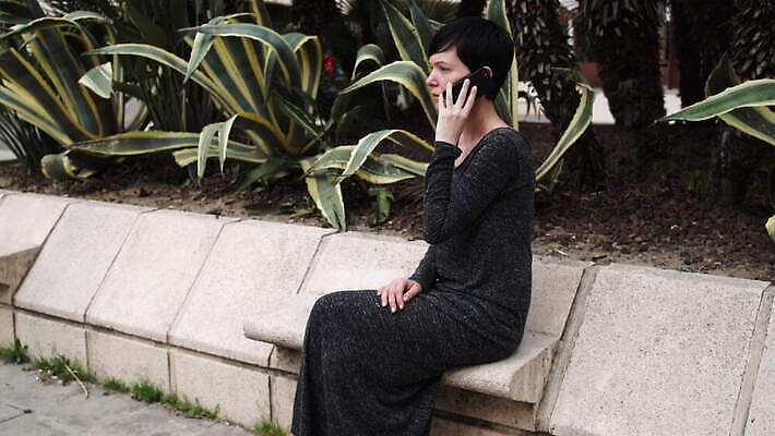 주간 식물 백인 라이프스타일 여자 행복 비즈니스 성공 모바일 갈색머리 세포 대화 한명 사람 앉기 성인 야외 스마트폰 핸드폰 도시 비즈니스우먼 우아함 부름 경영 진실 진짜 채팅 셀룰러 4G 4K MOV 해외동영상 클립영상 자연요소 서양인 1 헤어스타일 감정 컨셉 모션 IT 말하기 생활 전자제품 스마트기기 직장인 동영상 파일형식