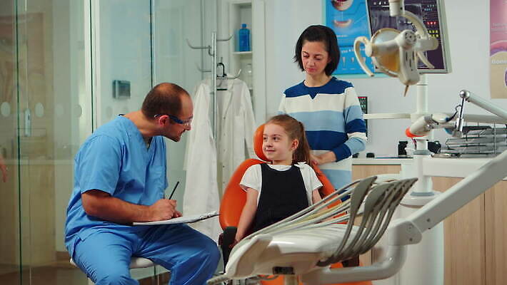 직업 어린이 엄마 건강 치과 병원 말하기 대화 약 장비 시험 환자 간호사 의사 자신감 치아 치과의사 예방 약속 초대 방문 문제 틀니 서류판 설문지 치아교정 치통 4K 구강학 MOV 해외동영상 클립영상 교육 감정 의학 가족 모션 사람 사무용품 의료진 소화기관 질병 교정 동영상 파일형식