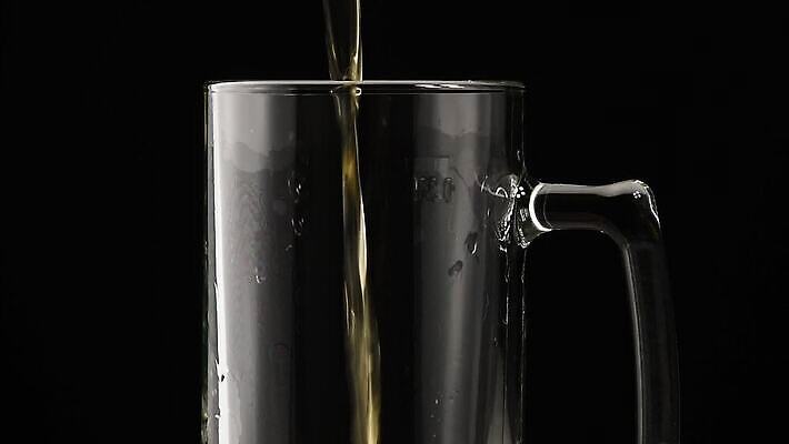 음료 백그라운드 모션 유리 표면 맥주 사람없음 옆모습 노란색 우주 검은색 거품 흐름 머그컵 추위 흰색 알코올 신선 투명 액체 개울 황금 붓기 닫기 가득함 상쾌 각도 느림 MOV 해외동영상 클립영상 감정 뷰포인트 컬러 컨셉 재질 주류 컵 강 동영상 파일형식