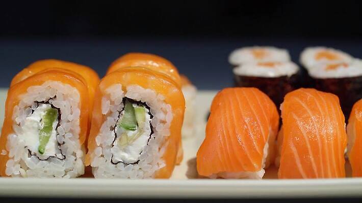 전통 접시 아시아 음식 조각 백그라운드 오렌지 밥 오이 치즈 건강 관리 어류 요리 동양인 사람없음 세트 식당 일본 식사 저녁식사 초밥 흰색 신선 김 고추냉이 먹기 해산물 크림 메뉴 날것 롤 캘리포니아 연어 모음 아보카도 점심식사 대두 맛있는 4K MOV 해외동영상 클립영상 식기 나라 컬러 채소 과일 모션 유제품 인종 상점 미국 수중동물 양념 해조류 동영상 일본음식 파일형식