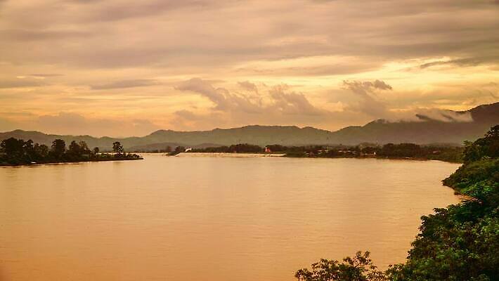 아시아 컬러 여행 밭 태국 자연 하늘 산 동양인 사람없음 야외 초록색 물 파란색 강 반사 환경 일몰 새벽 시골 보트 저녁 숲 라오스 타운 내추럴 메콩강 국경 4K MOV 해외동영상 클립영상 자연요소 나라 농업 배_교통 인종 노을 도시 야간 생태계 동영상 파일형식