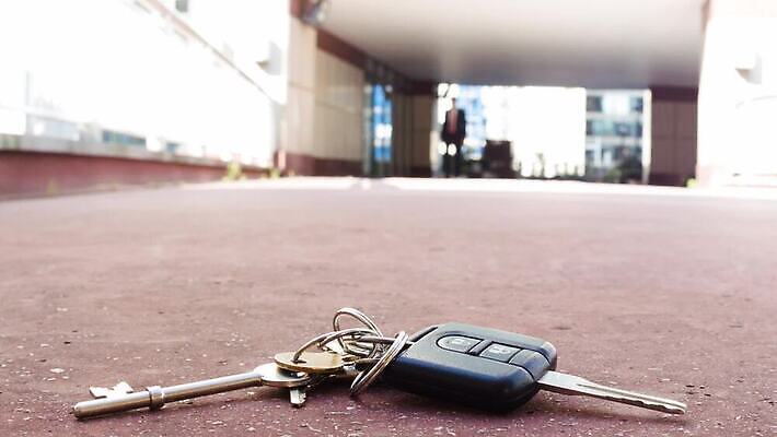 백인 길 컨셉 돈 열쇠 거리 한명 걷기 저축 도시 보행로 보안 발견 부주의 MP4 해외동영상 클립영상 서양인 1 모션 안전 사람 금융 재산 동영상 파일형식