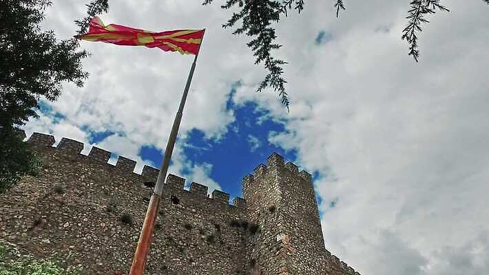 물결 벽 여행 하늘 바람 사람없음 빨간색 세계 노란색 여행객 바위 깃발 성 중세 역사 재산 심볼 봉 애국심 돛대 공화국 랜드마크 마케도니아 옛날 전국 4K MP4 해외동영상 클립영상 자연요소 건축물 나라 컬러 날씨 사람 금융 돌_바위 동영상 파일형식 남유럽