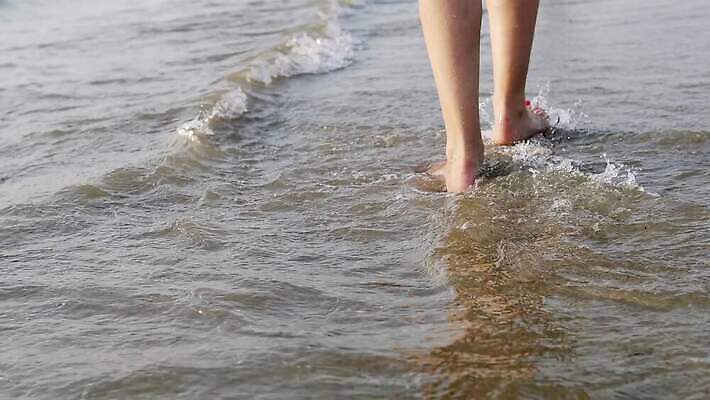 라이프스타일 여자 모래 파도 바다 여행 백그라운드 맨발 발 자연 휴가 휴식 건강 서기 사람 풍경 사람없음 야외 물 여름 달리기 일출 침묵 산책 떨어짐 발자국 단계 벌거벗은 양발 파라다이스 4K MP4 해외동영상 클립영상 자연요소 계절 컨셉 자국 모션 생활 신체부위 노을 소리 생태계 동영상 파일형식