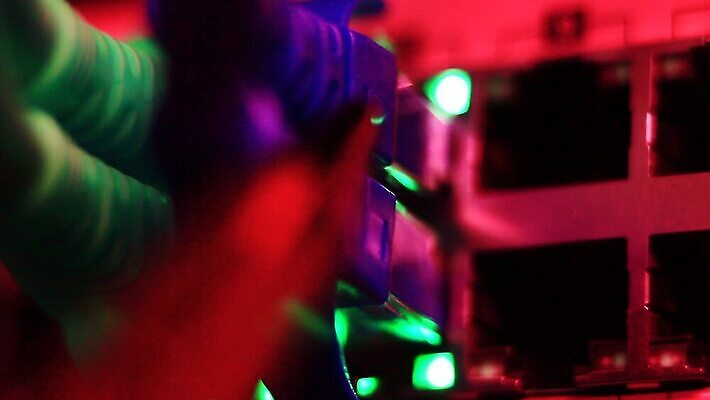 선 컨셉 인터넷 비즈니스 통신 부분 기술 사람없음 파란색 컴퓨터 펜 디지털 자료 장비 정보 그물 네트워크 센터 플러그 전기에너지 연결 접속 속도 전자 철사 시스템 포트 스위치 랜 서버 신발장 인터페이스 네트워킹 MOV 해외동영상 클립영상 컬러 전자제품 필기구 에너지 동영상 파일형식