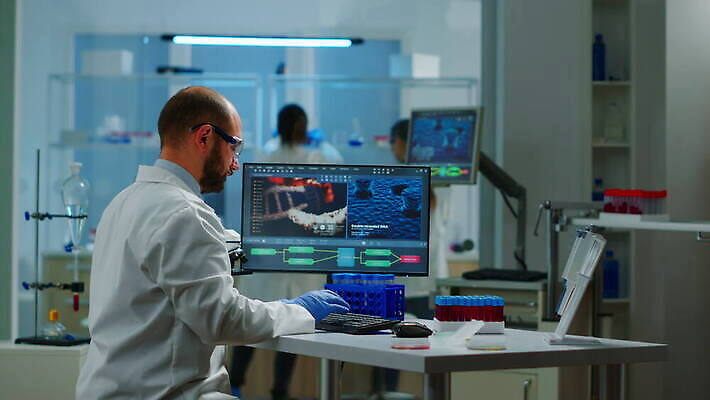 직업 응시 산업 노동자 건강 병원 현미경 실험 대화 사람 컴퓨터 약 건강관리 장비 의사 업무 그룹 기술자 실험실 고급 생명공학 연구원 토론 과학자 분석 생물학 미생물 발견 조제 혁명 개발 백신 화학자 4K MOV 해외동영상 클립영상 시선 교육 과학 컨셉 의학 생물 실험기구 관리 말하기 전자제품 의료진 작업 만들기 동영상 학자 파일형식