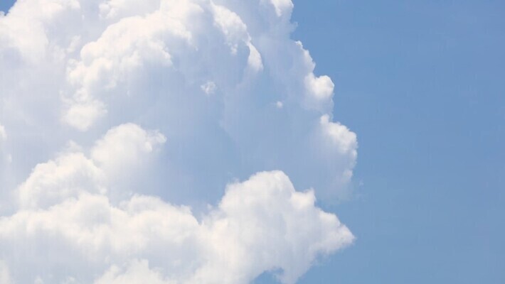 주간 구름 여행 모션 자연 하늘 날씨 열대 사람없음 야외 파란색 햇빛 뷰티 환경 활발 회색 흰색 분위기 솜털 뇌우 열대기후 웅장함 적란운 타임랩스 MOV 해외동영상 클립영상 자연요소 컬러 컨셉 촬영기법 태양 생태계 동영상 파일형식 구름_자연