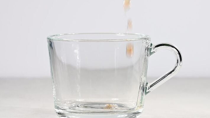 1 음료 백그라운드 과일 부분 모션 유리 건강 사람없음 옆모습 컵 빨간색 검은색 회색 흰색 뜨거움 투명 액체 붓기 닫기 떨어짐 더위 수증기 먹기 가득함 준비 각도 느림 우롱차 비어있는 MOV 해외동영상 클립영상 식기 뷰포인트 컬러 컨셉 재질 날씨 차_음료 동영상 파일형식