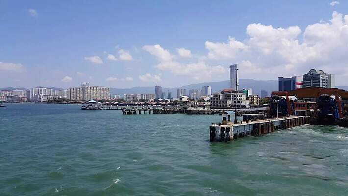 파도 바다 섬 여행 백그라운드 건축양식 교통시설 모션 자연 하늘 사람없음 건물 물 여름 파란색 도시풍경 뷰티 탑 항구 도시 보트 장면 타운 말레이시아 랜드마크 4K 페낭 MP4 해외동영상 클립영상 자연요소 건축물 계절 건축 아시아 컬러 교통 배_교통 풍경 시설 생태계 동영상 파일형식