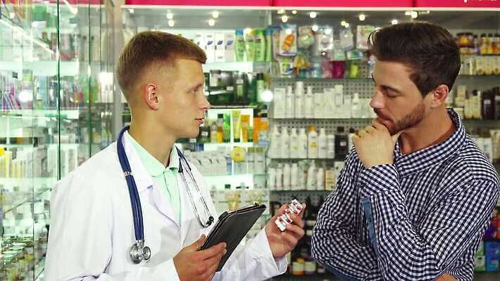 직업 남자 2 청진기 성공 수염 건강 대화 설명 미소 사람 성인 두명 금발 알약 약 상점 듣기 고통 환자 의사 가운 업무 약국 직원 상담 조제 관심 답변 마약 약사 인원 화학약품 4K MOV 해외동영상 클립영상 헤어스타일 옷 감정 컨셉 의학 의료기기 모션 표정 말하기 의료진 작업 화학 만들기 동영상 물질 파일형식