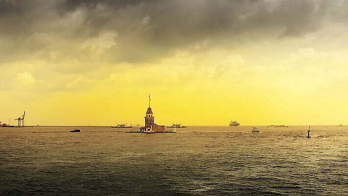 전통 외관 실루엣 유럽 종교 문화 바다 여행 중동 건축양식 하늘 등대 이스탄불 풍경 사람없음 건물 장식 도시풍경 햇빛 일출 탑 일몰 골동품 도시 역사 재산 저녁 이슬람교 박물관 모스크 동영상 칠면조 랜드마크 옛날 타임랩스 MOV 튀르키예 해외동영상 클립영상 건축물 건축 나라 아시아 조류 촬영기법 금융 태양 노을 야간 파일형식