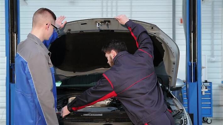 백인 직업 남자 유니폼 2 통신 자동차 노동자 수염 갈색머리 기술 말하기 대화 사람 성인 두명 금발 상점 엄지손가락 덮개 업무 오픈 기술자 엔지니어 수리 OK 토론 동료 직원 서비스 객실 리프트 엔진 정비공 보닛 유지 정의 자동 조작 차고 MP4 해외동영상 클립영상 서양인 헤어스타일 옷 육상교통 손가락 관계 모션 손짓 뚜껑 작업 동영상 파일형식