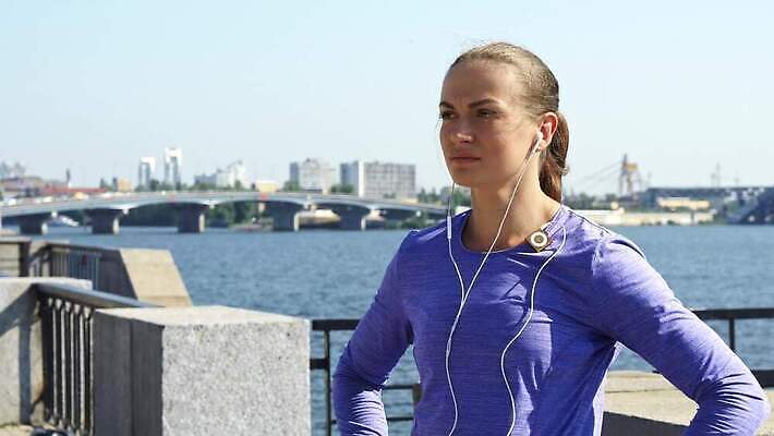 응시 옷 행복 하늘 한명 서기 미소 야외 건물 빨간색 강 갈색 보라색 헤드폰 어둠 듣기 흰색 도시 변화 정상 스웨터 제비꽃 라벤더 포니테일 섬광 스트랩 4K MOV 해외동영상 클립영상 1 헤어스타일 건축물 시선 꽃 감정 컬러 음향기기 컨셉 상의 모션 표정 사람 허브 동영상 파일형식