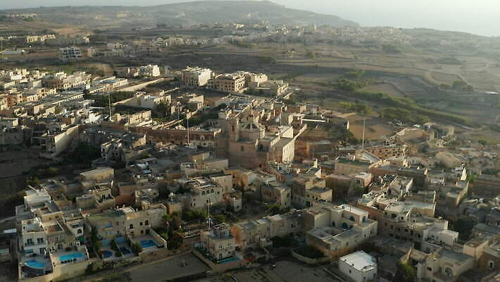 외관 유럽 여행 건축양식 휴가 거리 사람없음 야외 건물 도시풍경 갈색 마을 도시 역사 지중해 정사각형 타운 랜드마크 몰타섬 옛날 조감도 코로나바이러스 비어있는 4K 락다운 설정숏 MOV 해외동영상 클립영상 도형 건축물 건축 나라 바다 컬러 섬 촬영기법 풍경 바이러스 몰타 동영상 파일형식