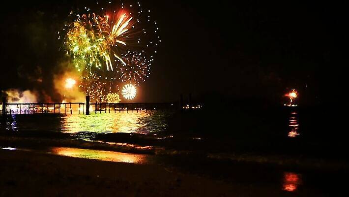 기념일 행복 실루엣 바다 컬러 백그라운드 크리스마스 하늘 불 추상 휴가 새로움 기념 폭죽 불꽃놀이 이벤트 사람없음 물 빛 컬러풀 반사 파티 항구 검은색 축제 어둠 로켓 축하 도시 만 황금 야간 저녁 폭발 연도 마법 파열 7월 MOV 해외동영상 클립영상 자연요소 감정 컨셉 무늬 교통시설 놀이 촬영기법 날짜 동영상 파일형식