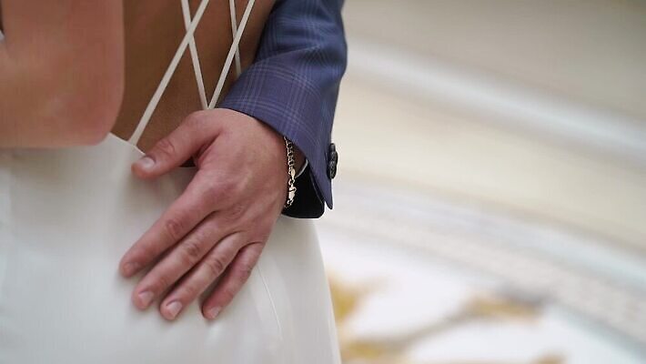 백인 라이프스타일 커플 드레스 여자 남자 꽃 행복 꽃다발 신랑 결혼 2 가족 신혼부부 포옹 결혼식 남편 키스 관리 사랑 성인 여름 걷기 귀여움 산책 낭만 흰색 가운 우아함 열정 MOV 해외동영상 클립영상 서양인 식물 부부 옷 계절 감정 컬러 컨셉 관계 안기 모션 휴식 사람 이벤트 생활 애정표현 신혼 동영상 파일형식