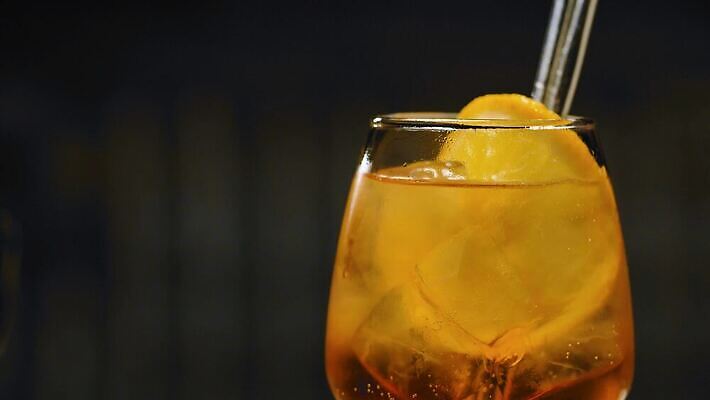 직업 라이프스타일 오렌지 모션 유리 주류 실내 미술 사람없음 파티 검은색 축제 활발 추위 축하 알코올 신선 칵테일 바 투명 닫기 야간 샴페인 클럽 회전 되감기 유흥 효과 4K MP4 해외동영상 클립영상 자연요소 음료 컬러 컨셉 과일 재질 문화예술 이벤트 내부 생활 동영상 파일형식