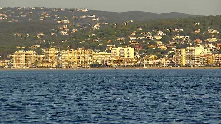 유럽 파도 바다 컬러 여행 오렌지 자연 휴가 파노라마 풍경 사람없음 야외 건물 물 여름 파란색 맑음 흰색 만 스페인 지중해 휴양지 타운 스페인어 4K MP4 해외동영상 클립영상 자연요소 건축물 계절 나라 과일 날씨 촬영기법 장소 도시 생태계 동영상 파일형식