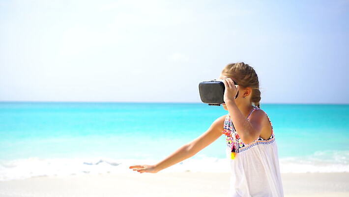 라이프스타일 응시 안경 어린이 모래 놀이 휴가 미래 휴식 고글 가면 한명 사람 해변 야외 디지털 헤드폰 장비 게임 체험 하이테크 전자 비전 보여주기 동영상 소통 혁명 반응 가상현실 인터랙티브 현실 4K MOV 해외동영상 클립영상 1 시선 잡화 바다 음향기기 컨셉 모션 기술 생활 파일형식