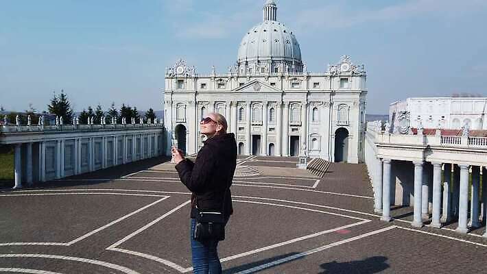 공원 행복 과학 여행 건축양식 자연 휴식 미술 한명 건물 스마트폰 세계 걷기 산책 기쁨 미니어처 역사 셀프카메라 랜드마크 바실리카 옛날 4K MOV 해외동영상 슬로모션 사도궁 클립영상 1 건축물 공공시설 건축 감정 컨셉 모션 문화예술 촬영기법 사람 핸드폰 스마트기기 모형 사진촬영 궁전 생태계 동영상 바티칸 파일형식