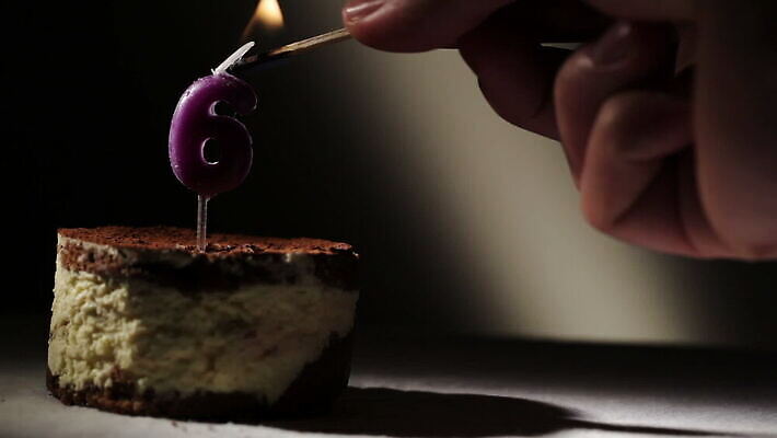 손 행복 백그라운드 불 휴가 실내 사탕 종류 빛 뷰티 숫자 케이크 검은색 어둠 수확 아기 신생아 점 생일 행운 유머 달콤 6 연도 동영상 정물화 카운트 페스츄리 티라미수 카피스페이스 HD MOV 해외동영상 스펀지케이크 클립영상 자연요소 문자 기념일 감정 빵 컬러 컨셉 농업 디저트 사람 내부 신체부위 공백 맛 그림 파일형식