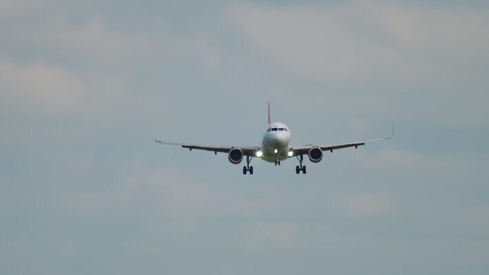 교통시설 하늘 비행기 사람없음 공항 항공 상업 제트기 승객 엔진 암스테르담 대패 착륙 접근 항공사 4K MOV 해외동영상 클립영상 산업 교통 항공교통 대중교통 네덜란드 시설 동영상 파일형식