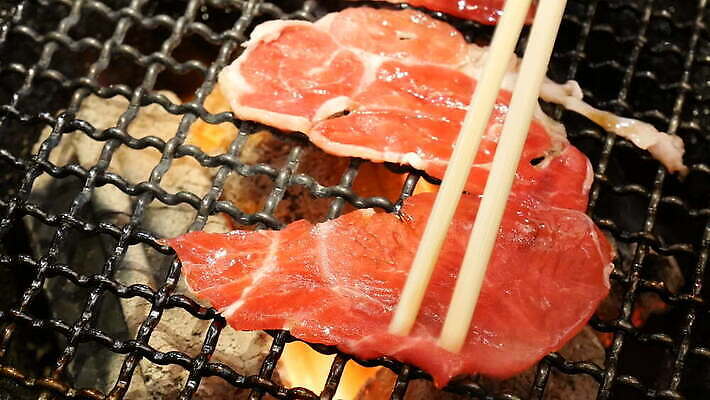 동물 음식 백그라운드 다이어트 불 육류 돼지고기 스테이크 요리 비프스테이크 사람없음 빨간색 주방 요식업 식당 요리사 소고기 햄버거 신선 뜨거움 혈액 그릴 큼 바비큐 난로 자르기 굽기 허리 준비 날것 칼로리 후추 숯 성분 갈비뼈 고립 등심 송아지고기 식용 정육점 4K MOV 해외동영상 클립영상 자연요소 직업 산업 컬러 식재료 모션 주방용품 뼈 패스트푸드 서양음식 건강 신체부위 상점 크기 난방기 구이 향신료 동영상 파일형식