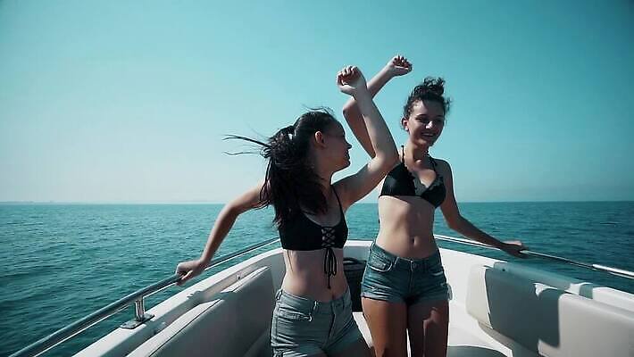백인 라이프스타일 커플 여자 행복 감정 어린이 바다 여행 요트 관계 교통시설 바람 휴가 웃음 20대 물 여름 청춘 파티 여행객 우정 기쁨 낭만 흰색 보트 속도 발리 MP4 해외동영상 슬로모션 클립영상 자연요소 서양인 계절 컬러 섬 교통 컨셉 배_교통 날씨 촬영기법 표정 사람 이벤트 청년 생활 친구 시설 인도네시아 동영상 파일형식