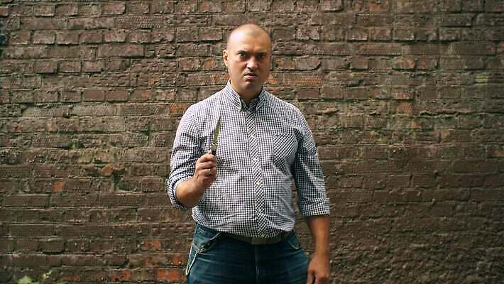 백인 남자 무기 얼굴 벽 벽돌 한명 사람 힘 분노 잡기 도시 폭력 범죄 칼 위험 공격 무서움 충돌 위협 싸움 나쁜 압력 폭행 호러 4K MOV 해외동영상 클립영상 서양인 1 감정 컨셉 모션 신체부위 사회이슈 공포 동영상 파일형식