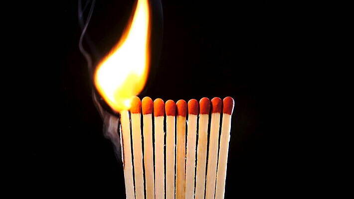 백그라운드 컨셉 오렌지 불 경기 사람없음 목재 빨간색 빛 머리 검은색 어둠 뜨거움 막대기 닫기 연기 떨어짐 야간 위험 심볼 오브젝트 문학 고립 스트라이크 유황 점화 타격 화상 MOV 해외동영상 클립영상 자연요소 나무 스포츠 컬러 과일 재료 모션 신체부위 상처 동영상 파일형식