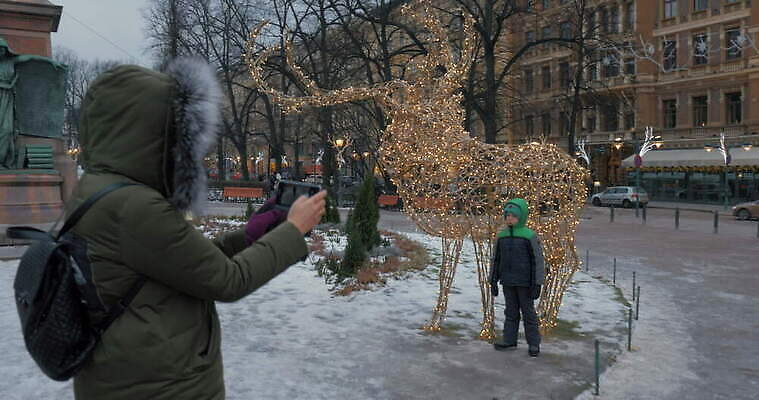 백인 아들 어린이 크리스마스 2 겨울 가족 엄마 모바일 휴가 사슴 새해 거리 세포 함께함 핀란드 사람 소년 장식 스마트폰 핸드폰 도시 슛 순록 크리스마스이브 헬싱키 눈내림 4K MOV 해외동영상 클립영상 서양인 계절 기념일 남자 컨셉 포유류 관계 눈_날씨 북유럽 전자제품 스마트기기 동영상 파일형식