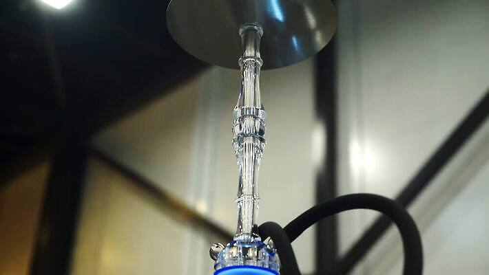 구름 라이프스타일 전구 휴식 흡연 담배 실내 사람 이벤트 사람없음 파티 카페 안개 바 사발 연기 수증기 전시회 클럽 파이프 아로마 숯 중독 니코틴 석탄 아랍어 타격 흡연자 스타일 4K MOV 해외동영상 클립영상 자연요소 컨셉 모션 날씨 내부 생활 상점 전시 사기그릇 동영상 파일형식