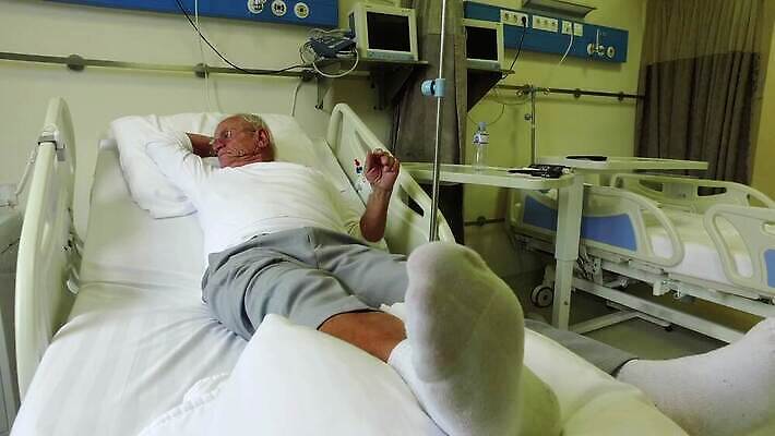 라이프스타일 응시 노년 남자 휴식 한명 사람 성인 노후 눕기 건강관리 고통 환자 백발 가운 질병 장애인 70대 히스패닉 80대 장애 경보 치유 노화 4K MP4 해외동영상 클립영상 1 헤어스타일 시선 옷 감정 컨셉 의학 모션 건강 관리 생활 동영상 파일형식