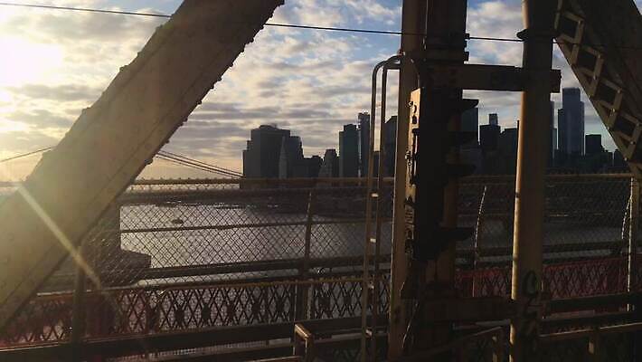 건축양식 창문 교통시설 하늘 프레임 파노라마 사람없음 건물 강 도시풍경 햇빛 태양 고층빌딩 미국 황혼 일몰 기차 도시 도심 전철 역 저녁 뉴욕 장면 지역 승객 튜브 대도시 스카이라인 일반 맨해튼 통근 브루클린 수평선 4K MOV 해외동영상 클립영상 자연요소 건축물 건축 육상교통 교통 북아메리카 대중교통 촬영기법 풍경 빌딩 노을 야간 시설 출근 동영상 파일형식