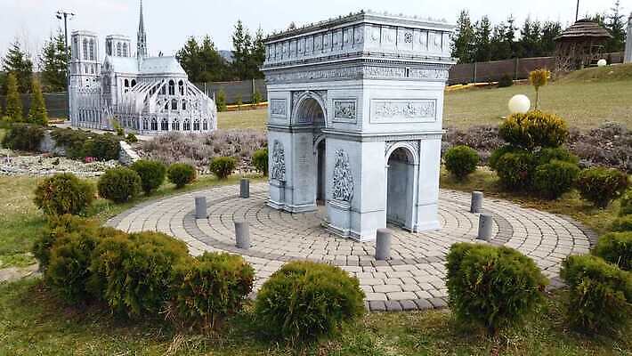 공원 행복 과학 여행 건축양식 자연 휴식 미술 한명 미소 건물 스마트폰 세계 걷기 산책 기쁨 미니어처 프랑스 역사 셀프카메라 파리 랜드마크 옛날 4K MOV 해외동영상 슬로모션 클립영상 1 건축물 공공시설 건축 감정 유럽 컨셉 모션 문화예술 촬영기법 표정 사람 핸드폰 스마트기기 모형 사진촬영 생태계 동영상 파일형식 나라 전자제품 촬영 시설