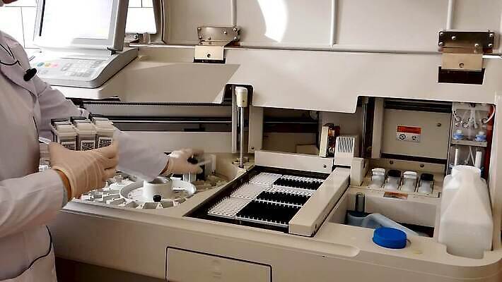 직업 과학 노동자 직장 병원 실험 약 견본 기계 장비 기구 혈액 실험실 닫기 생명공학 컨테이너 천 로봇 과학자 분석 생물학 회전 드럼 감염 자동 제어 화학물질 MP4 해외동영상 클립영상 교육 산업 컨셉 회사 의학 모션 타악기 직물 화학 동영상 학자 파일형식