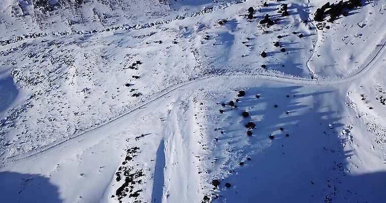 나무 계절 도로 스포츠 여행 겨울 자국 자연 하늘 산 안테나 그림자 사람 풍경 사람없음 야외 파란색 태양 골짜기 계곡 얼음 산책 추위 흰색 정상 숲 위험 오르기 암초 드론 절정 조감도 카자흐스탄 눈내림 4K 알마티 MP4 해외동영상 클립영상 자연요소 식물 아시아 길 컬러 컨셉 통신 교통시설 모션 휴식 눈 생태계 동영상 파일형식