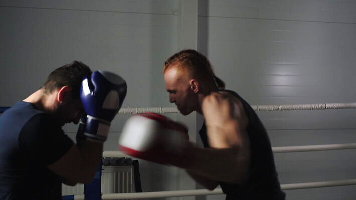 남자 무기 스포츠 장갑 컨셉 모션 청소년 실내 건강 경기 두명 운동 힘 경쟁 헬스장 수비 상처 공격 집중 연습 체육관 싸움 근육질 대회 규율 킥복싱 4K MOV 해외동영상 슬로모션 클립영상 잡화 근육 촬영기법 사람 내부 헬스 권투 몸매 동영상 파일형식