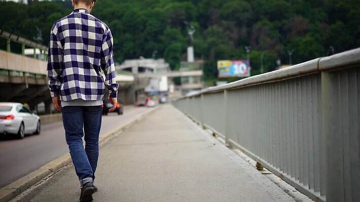 모델 1 라이프스타일 외관 드레스 여행 이동 셔츠 티셔츠 건축양식 발 한명 사람 성인 야외 여름 강 섹시 유행 여행객 걷기 산책 회색 낭만 슬픔 자신감 보행자 백조 체코 방문 프라하 캡모자 혼자 4K MOV 해외동영상 클립영상 모자_잡화 옷 계절 건축 감정 유럽 컬러 컨셉 상의 모션 조류 휴식 생활 신체부위 동영상 파일형식