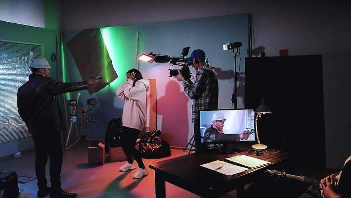 직업 캐릭터 실내 여러명 빛 세트 카메라 검은색 장비 총 배우 발사 필름 영화 장면 다인종 동영상 반사경 운영자 프로듀서 4K MOV 해외동영상 슬로모션 클립영상 무기 컬러 다수 문화예술 촬영기법 사람 인종 내부 전자제품 연예인 파일형식