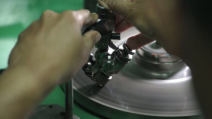 모양 직업 손 산업 미술 금속 기계 장비 바위 공구 업무 작업실 고급 제조 크리스탈 보석 자르기 다이아몬드 광택 방법 커터 4K MOV 해외동영상 클립영상 컨셉 모션 재질 문화예술 신체부위 돌_바위 도구 작업 광석 동영상 파일형식