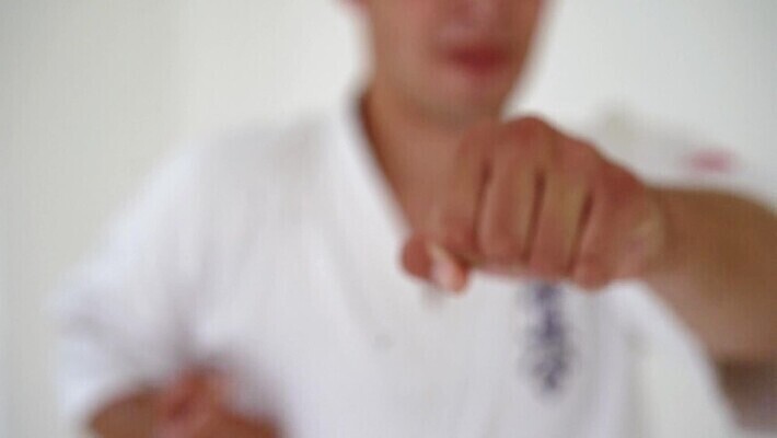 모델 직업 라이프스타일 포즈 수염 실내 한명 사람 성인 운동 어둠 힘 주먹 도전 자신감 방어 공격 기모노 집중 싸움 유도 판 비명 심각 운동가 콘크리트 킥복싱 힘찬 종합격투기 MP4 해외동영상 클립영상 1 감정 컨셉 모션 건강 내부 생활 권투 격투기 일본전통의상 동영상 파일형식