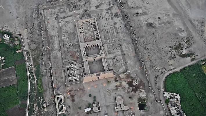 문화 벽 조각 여행 건축양식 휴가 안테나 이집트 사람없음 건물 바위 기둥 사찰 역사 재산 땅 동영상 천연기념물 항공촬영 랜드마크 안뜰 옛날 조감도 파라오 MP4 해외동영상 클립영상 건축물 건축 뷰포인트 통신 종교건축 아프리카 금융 돌_바위 파일형식