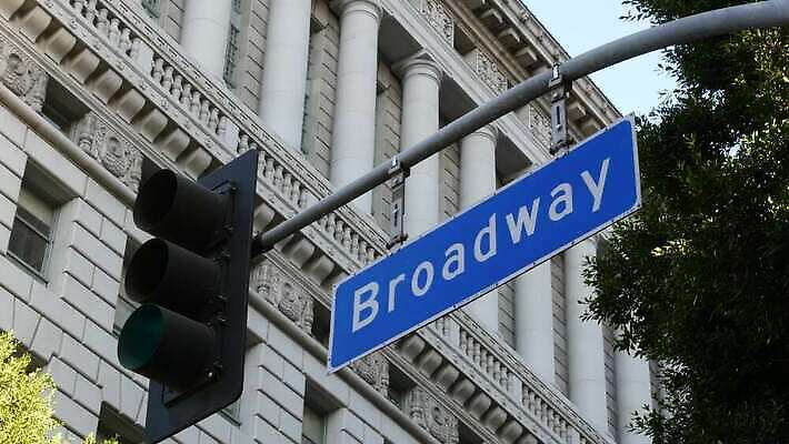 나무 접시 배너 공공시설 도로 길 건축양식 텍스트 교통시설 거리 간판 사람없음 건물 단어 도시풍경 미국 기둥 도시 표지판 이름 도심 이름표 교차로 심볼 메인 캘리포니아 봉 규칙 주소 타이틀 로스앤젤레스 길가 브로드웨이 산티아고 4K MP4 해외동영상 클립영상 식물 문자 식기 건축물 건축 교통 북아메리카 알림판 풍경 시설 동영상 파일형식