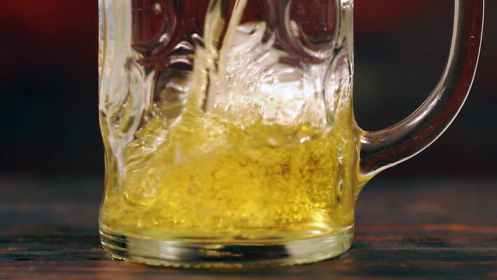 음료 유리 휴식 맥주 손잡이 사람없음 옆모습 파티 머리 요식업 축제 거품 머그컵 추위 축하 알코올 신선 바 술집 황금 붓기 떨어짐 가득함 묘사 클럽 상쾌 서빙 토스트 옥토버페스트 패닝샷 4K 틸트업 MOV 해외동영상 클립영상 감정 산업 빵 뷰포인트 컨셉 모션 재질 주류 촬영기법 이벤트 신체부위 컵 동영상 파일형식