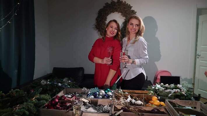 여자 행복 감정 안경 음료 크리스마스 와인잔 유리 휴가 새로움 새해 기념 미소 이벤트 두명 친구 파티 와인 축제 화환 우정 마시기 축하 알코올 칵테일 그룹 야간 샴페인 연도 건배 토스트 축배 노엘 크리스마스이브 4K MOV 해외동영상 클립영상 자연요소 잡화 기념일 꽃 빵 컨셉 술잔 관계 모션 재질 주류 표정 사람 동영상 파일형식