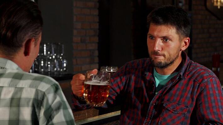 라이프스타일 남자 행복 감정 음료 회사 통신 유리 휴식 맥주 함께함 실내 사람 이벤트 두명 친구 청춘 파티 축제 우정 기쁨 모임 축하 표현 알코올 바 그룹 만취 클럽 긍정 토스트 주말 아일랜드 양조 양조장 총각 유흥 4K MOV 해외동영상 클립영상 유럽 빵 컨셉 비즈니스 관계 재질 주류 내부 생활 동영상 술취함 파일형식