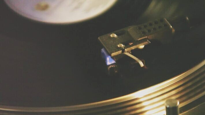 라이프스타일 접시 손 문화 음악 사람 이벤트 사람없음 빛 세트 파티 헤드폰 소리 콘서트 공연 장비 춤 디스크 군중 혼합 야간 저녁 갑판 믹서 DJ 클럽 디스코 전자 오디오 트랙터 스테레오 비닐 턴테이블 돌리기 섞기 선로 조종장치 테크노 하드웨어 유흥 MOV 해외동영상 클립영상 자연요소 식기 음향기기 배_교통 모션 재질 문화예술 생활 신체부위 전자제품 컴퓨터 질병 농기계 특수차량 동영상 파일형식