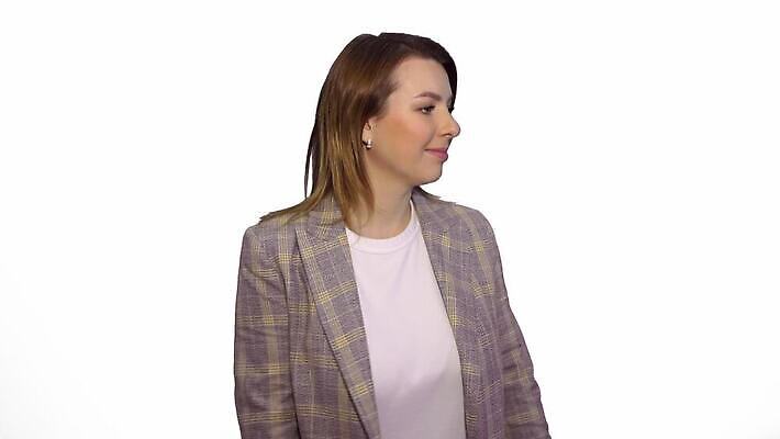 백인 학생 손 응시 여자 행복 백그라운드 크리스마스 휴가 실내 선물 한명 미소 사람 손짓 성인 상자 유행 귀여움 놀람 축하 표현 잡기 입 생일 중앙 충격 말레이시아 고립 제의 4K MOV 해외동영상 클립영상 서양인 1 시선 기념일 감정 아시아 컨셉 모션 표정 내부 신체부위 동영상 파일형식